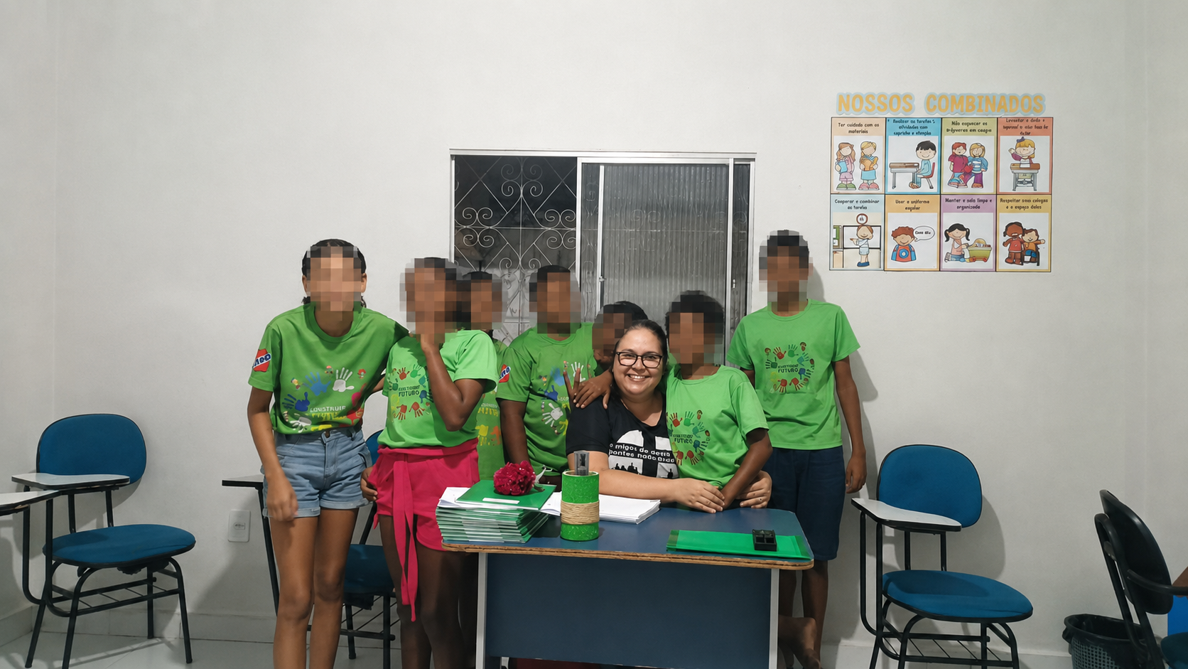 Crianças, adolescentes e educadora reunidos em uma atividade da Missão FALA