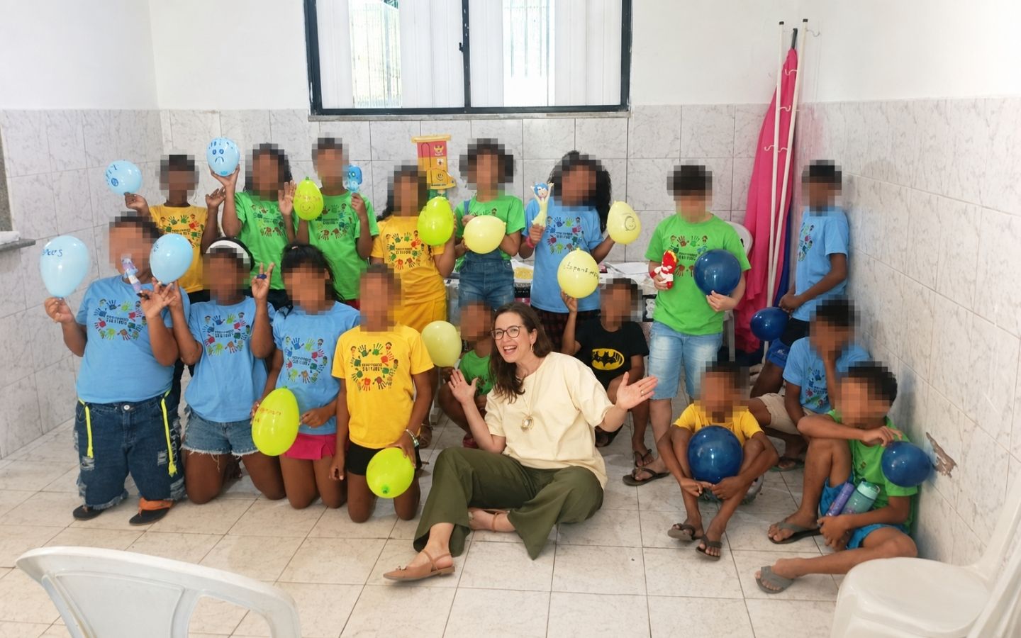 Crianças e educadora reunidas em uma atividade da Missão FALA