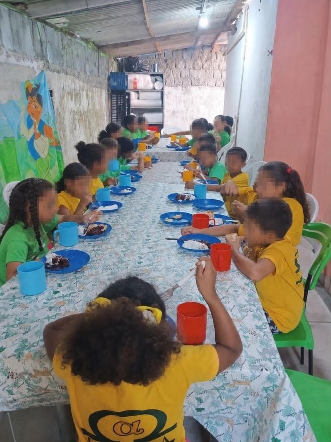 Crianças reunidas para uma refeição durante uma atividade da Missão FALA