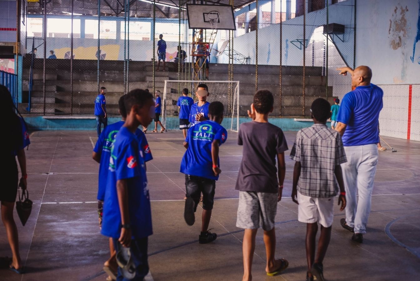 Crianças participando de uma atividade esportiva acompanhadas por um educador