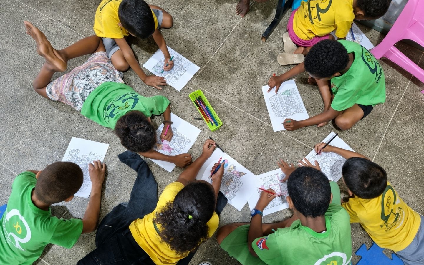 Crianças da Missão FALA participando de uma atividade educativa