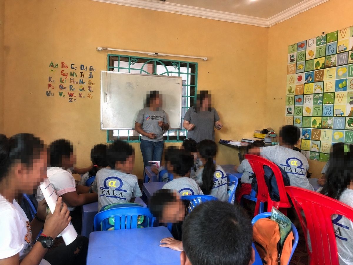 Crianças participando de uma atividade educativa apoiada pela Missão FALA no exterior.