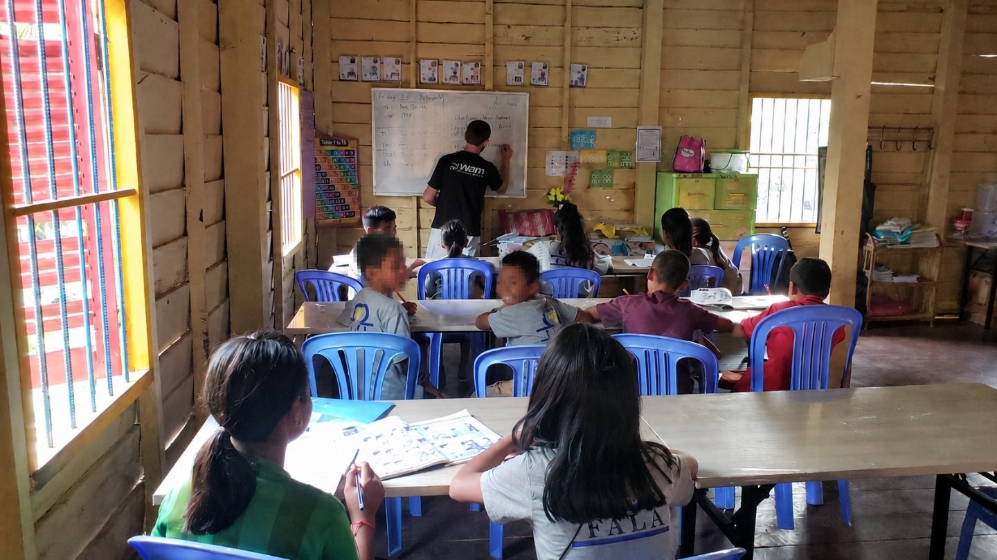 Turma participa de uma atividade educativa em uma instituição parceira no exterior.